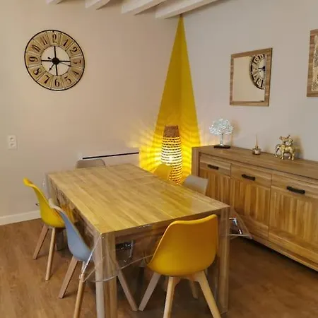 Maison Chaleureuse Dans Petite Cite De Caractere *