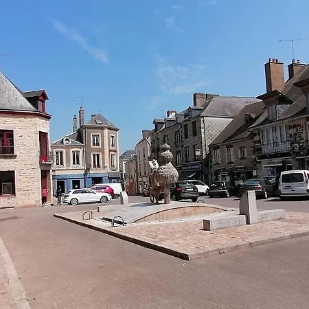 Maison Chaleureuse Dans Petite Cite De Caractere *