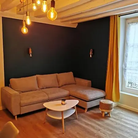 Maison Chaleureuse Dans Petite Cite De Caractere *
